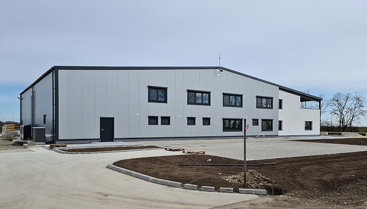 LANDWIRTSCHAFTLICHE VERARBEITUNGSHALLE MIT BÜRO