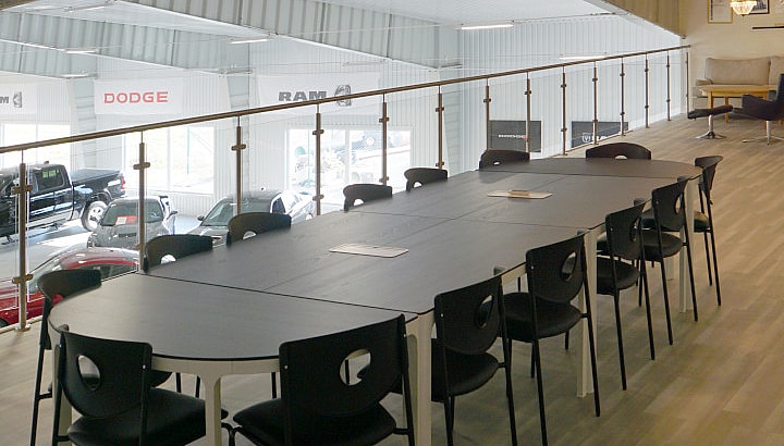 Halle mit Büro