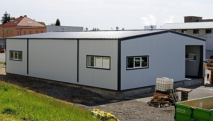 Wärmegedämmte Halle mit Büro