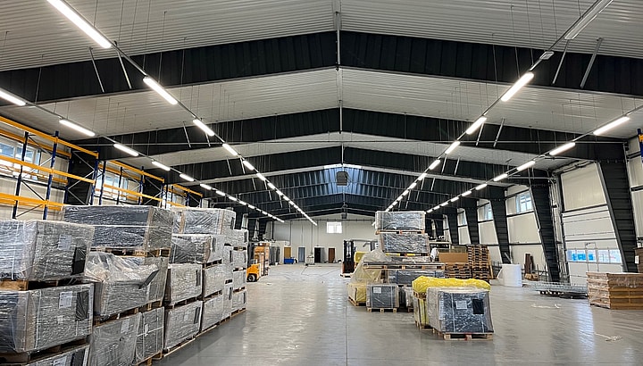 wärmegedämmte lagerhalle mit Büros