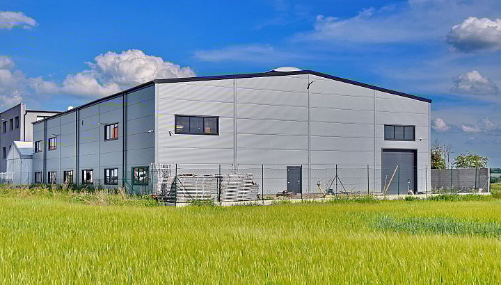 LAGERHALLE MIT ANGESCHLEPPTEM BÜRO